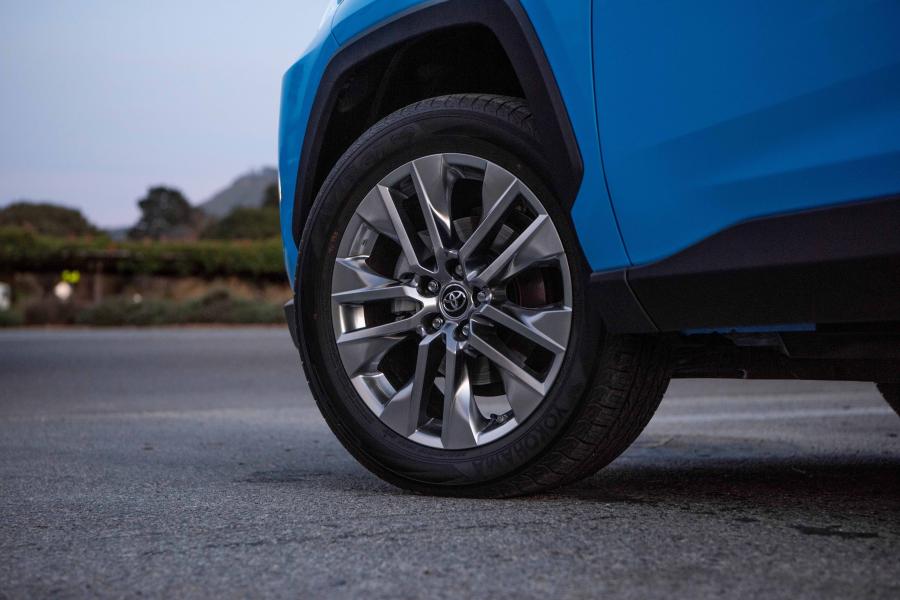 Колеса Toyota RAV4 XLE AWD 2018 года  (NA) (фото 20 из 34)